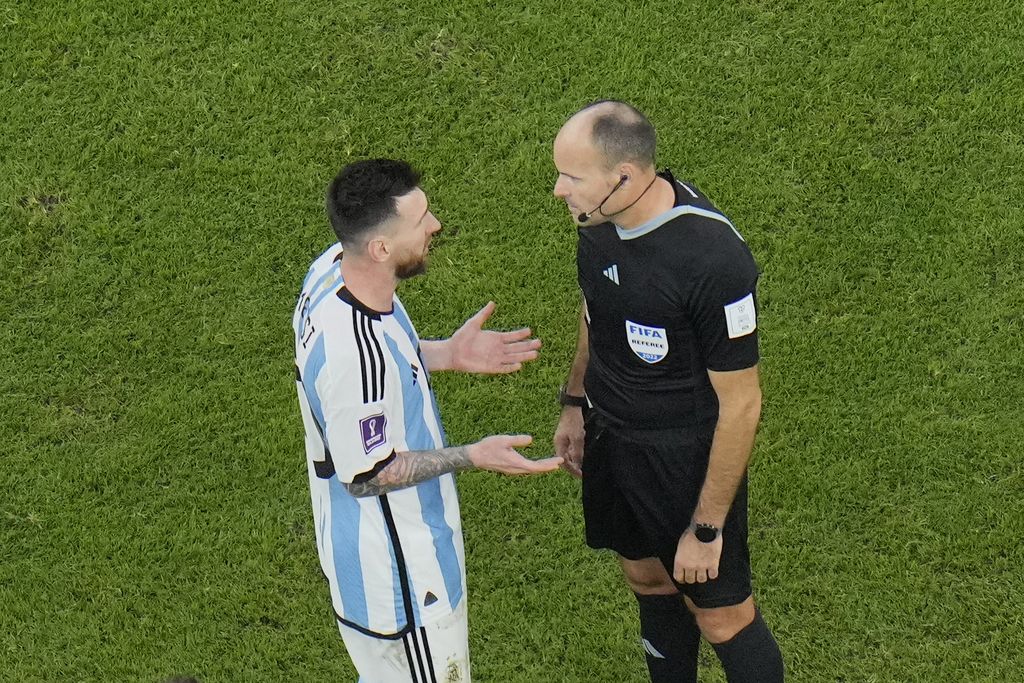 Lionel Messi Tunjukkan Protesnya kepada Wasit Saat Argentina Kalah dari Paraguay